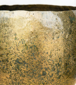 Ellen 'Messing' Dekotopf aus Metall von Sachsenpalmen, eleganter brauner Zinktopf mit dekorativem Design und metallischer Oberfläche