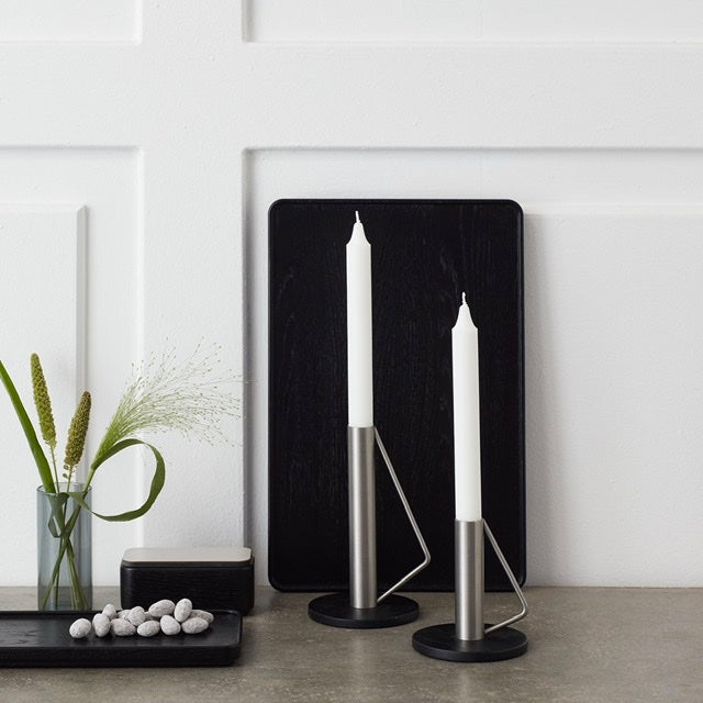 Schwarzer Kerzenhalter aus Stahl in zwei Größen, elegantes Wohnaccessoire von Maison Lumu, zeigt stilvolle Dekorationen für Zuhause.