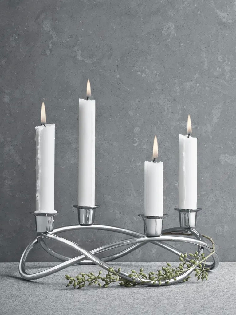 Glänzender Kerzenhalter Season aus Wohnaccessoires von THE FJORD HOUSE, stilvoll auf einem Tisch platziert.