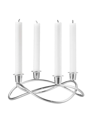 Glänzender Kerzenhalter Season von THE FJORD HOUSE als stilvolles Wohnaccessoire auf einem Tisch.