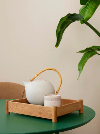 Holztablett Viva von Maison Lumu, in zwei Größen, mit Holzgriffen, ideal für die Küche, auf einer weißen Oberfläche fotografiert.