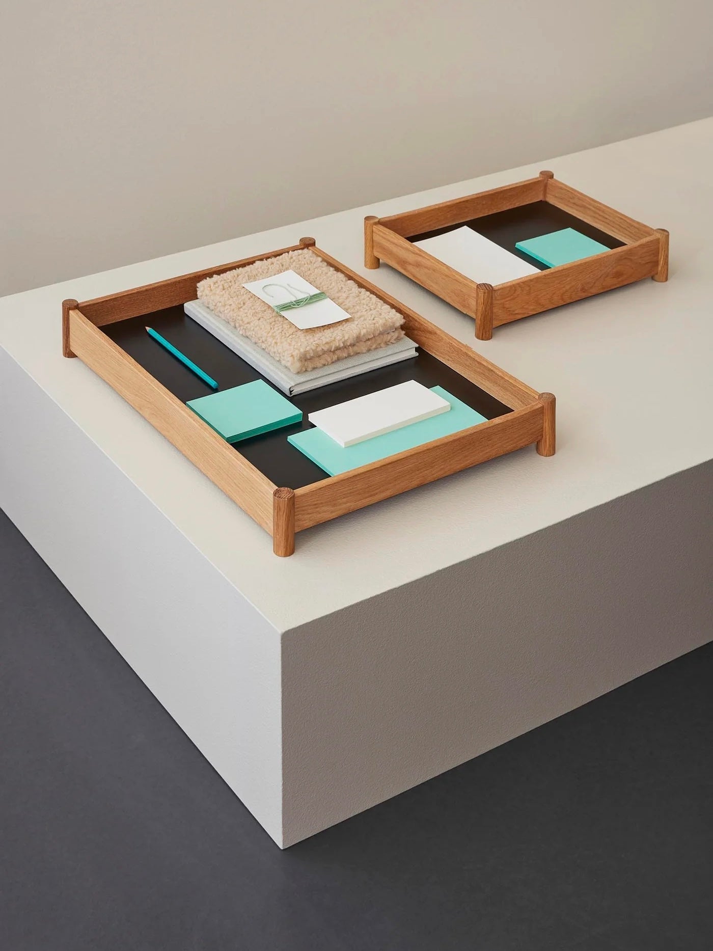 Holztablett Viva von Maison Lumu in zwei Größen, rechteckiges Küchen-Tablett mit Holzgriff, perfekt für Servieren und Dekoration.