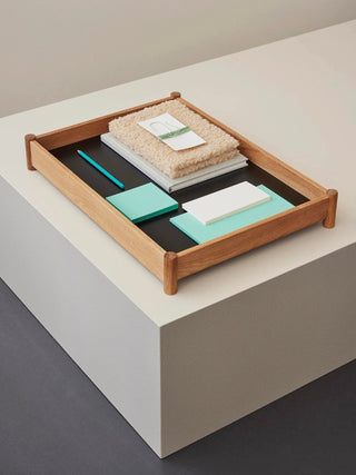 Holztablett Viva von Maison Lumu, in zwei Größen, mit robustem Holzdesign für die Küche, auf einem Tisch liegend.