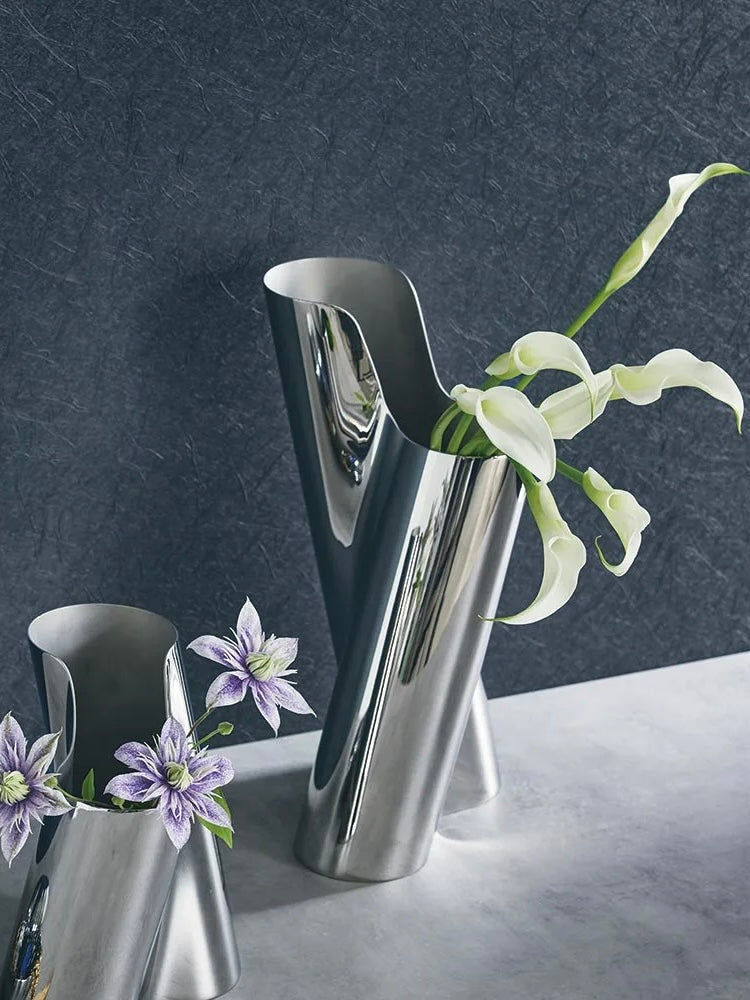 Edelstahl-Vase Lituus von THE FJORD HOUSE in drei Größen, modernes Wohnaccessoire mit eleganter, schlanker Form.
