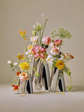 Edelstahl-Vase Lituus von THE FJORD HOUSE in drei Größen, modernes Wohnaccessoire, stilvoll für Blumen oder Dekoration.