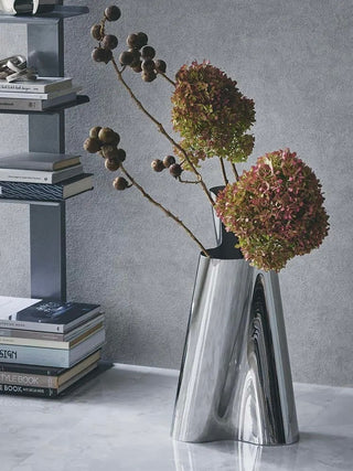 Edelstahl Vase Lituus von THE FJORD HOUSE in drei Größen, modernes Wohnaccessoire, stilvoll für Blumen und Dekorationen