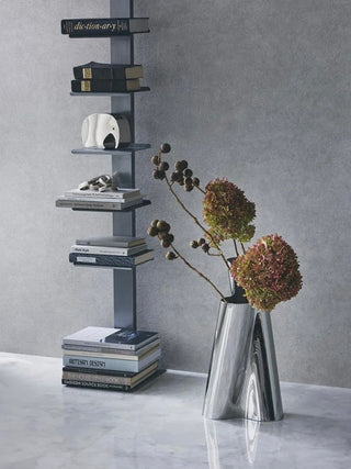 Edelstahl-Vase Lituus von THE FJORD HOUSE in drei Größen, modernes Wohnaccessoire mit elegantem Design, auf einem Tisch platziert.