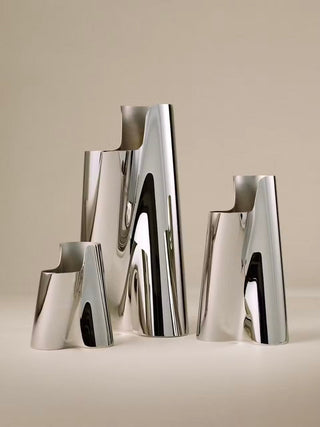 Edelstahlvase Lituus von THE FJORD HOUSE, in drei Größen, modernes Wohnaccessoire mit elegantem Design, perfekt für Blumenarrangements.