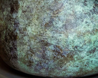 Metalltopf 'Mystic Green' von Sachsenpalmen, dekoratives Zubehör für Pflanzen, grüne Farbgestaltung, sichtbare Topfstruktur