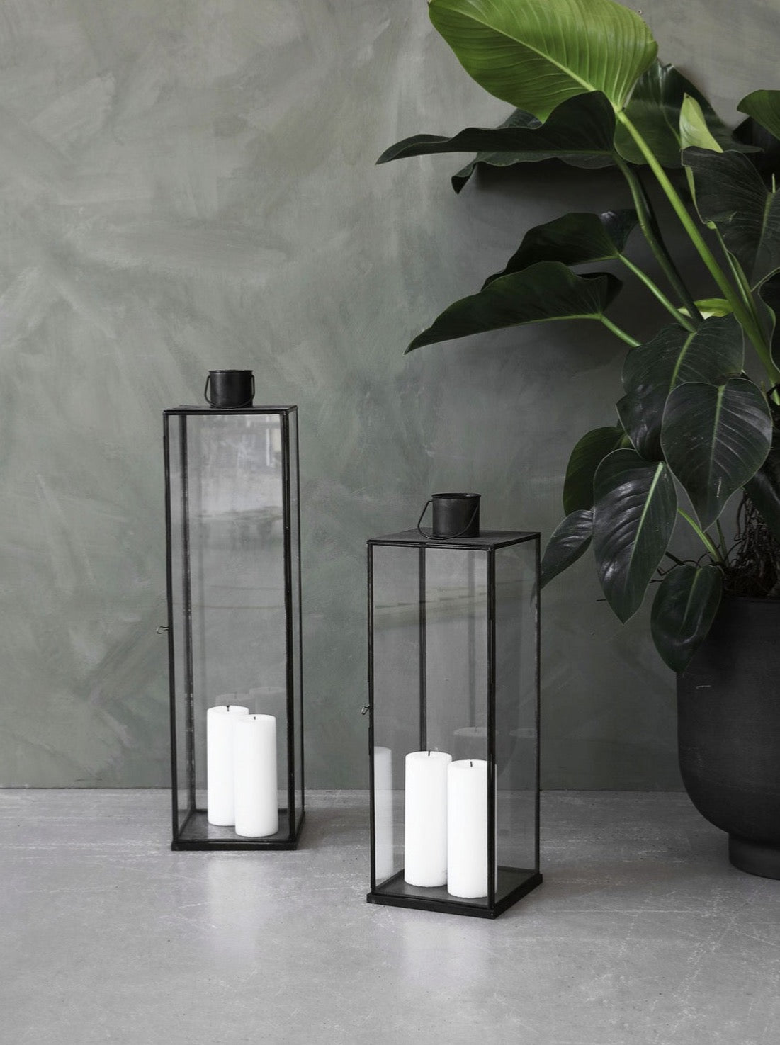 Schwarze schmale Laterne HDNarrow von THE FJORD HOUSE in einer Größe, zeigt das elegante Design und die filigrane Konstruktion