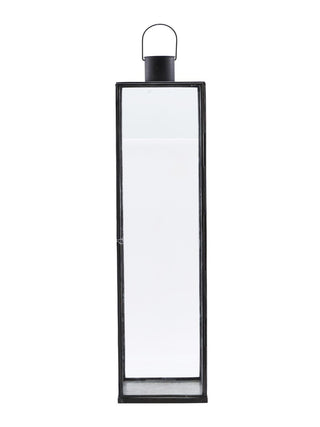 Schwarze, schmale Laterne HDNarrow von THE FJORD HOUSE, in zwei Größen, aus Metall mit dekorativer Optik.